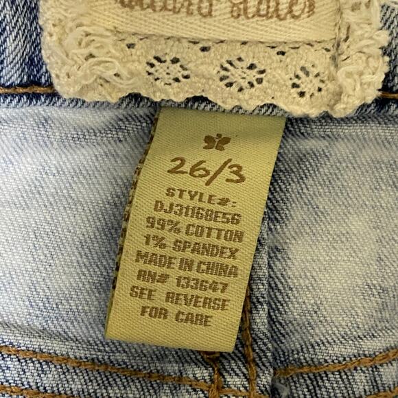 Altar'd State Light Wash Blue Denim Button Fly Fringe Shorts Women's Size 26/3 - Picture 6 of 7